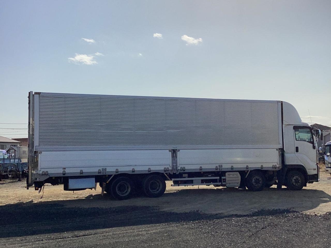 ちょうきょりトラックでかでかごう 車をちょいちょい乗せる重機回送屋💨 最近よく乗せるなー